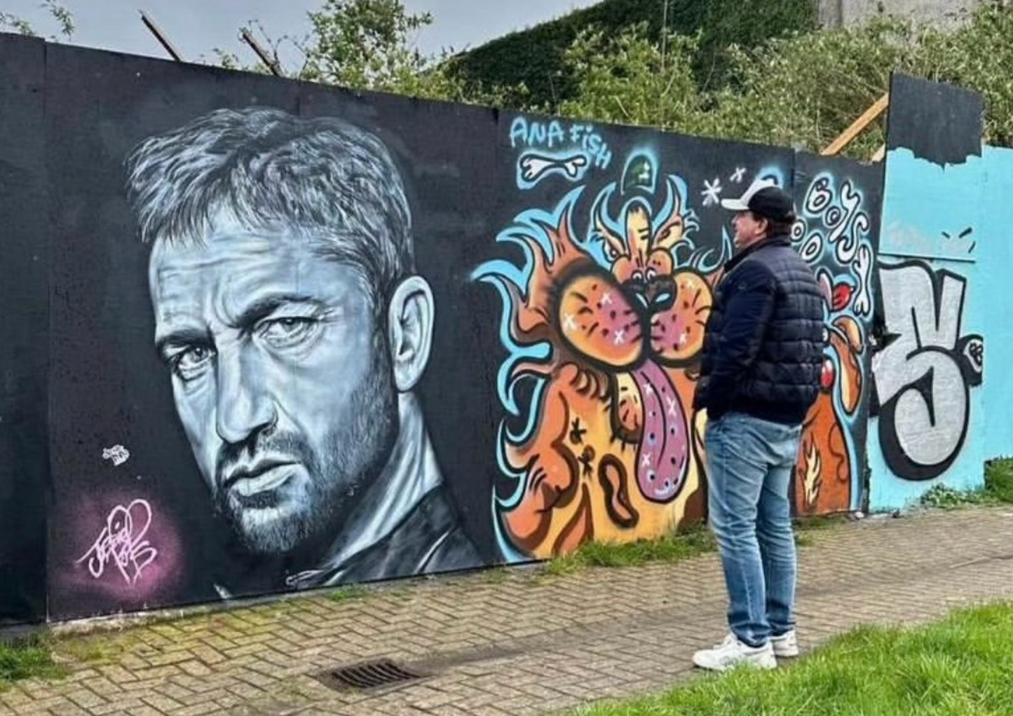 Gerard Butler Street Art - Fitted Graphic T-shirt