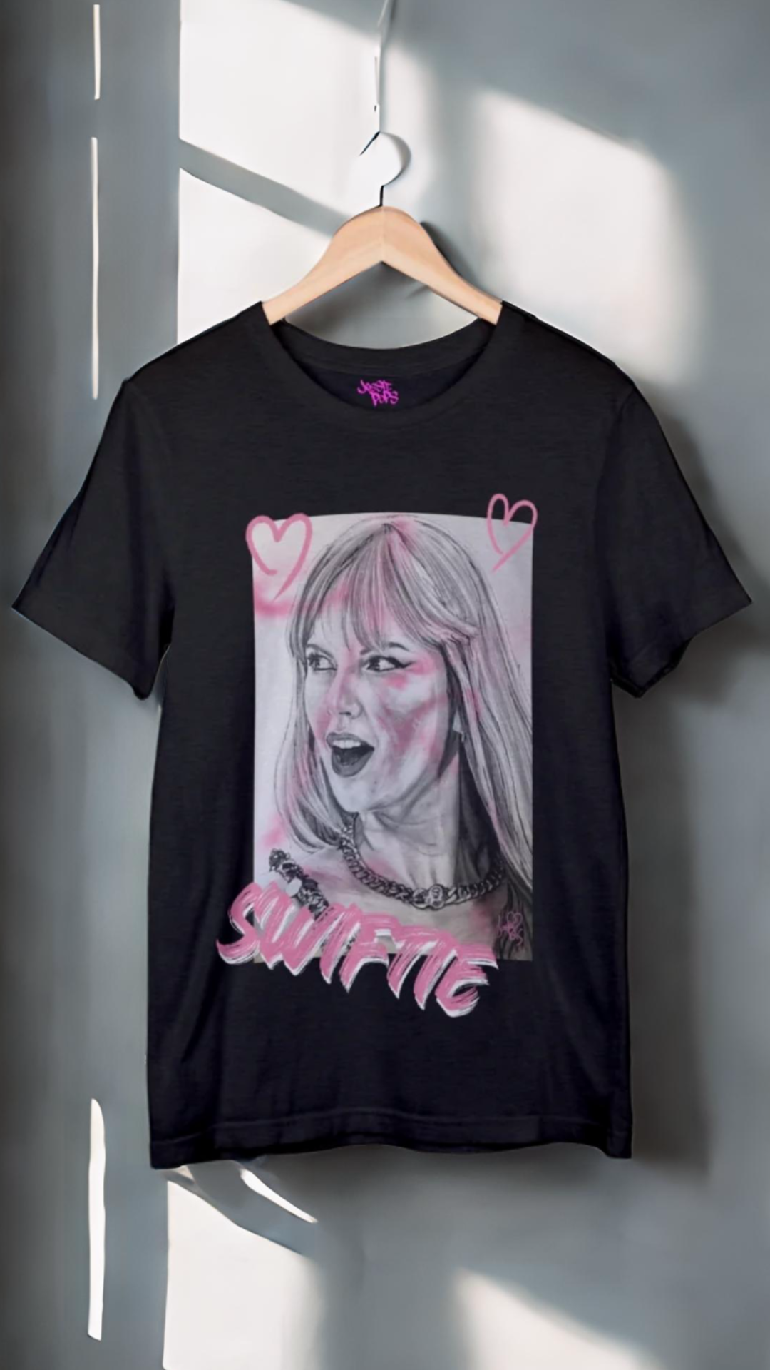 SWIFTIE - Fitted Graphic T-shirt